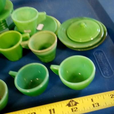 LOT 125 LARGE LOT OF JADITE CHILDS DISHES