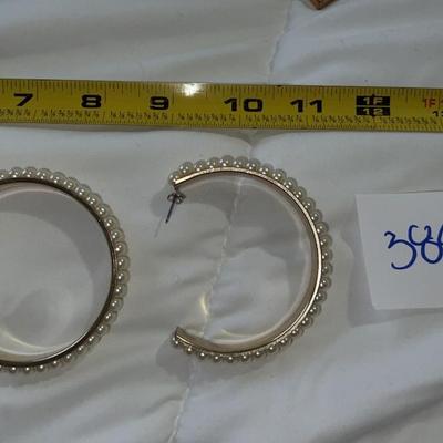 cute vtg pearl hoop bracelet