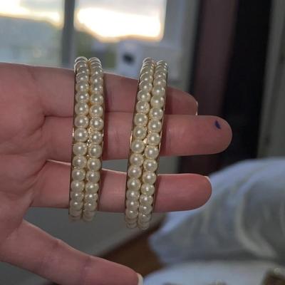 cute vtg pearl hoop bracelet