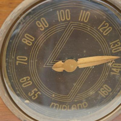 ANTIQUE KITCHEN MANTEL CLOCK/ 1940'S TABLE TOP RADIO ( AS IS )