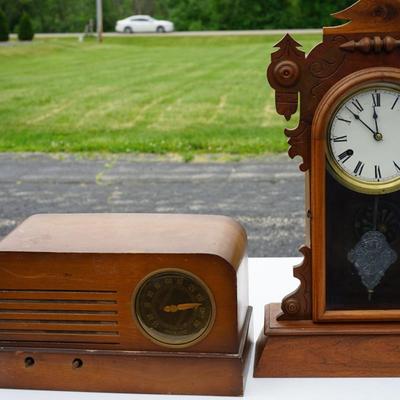 ANTIQUE KITCHEN MANTEL CLOCK/ 1940'S TABLE TOP RADIO ( AS IS )