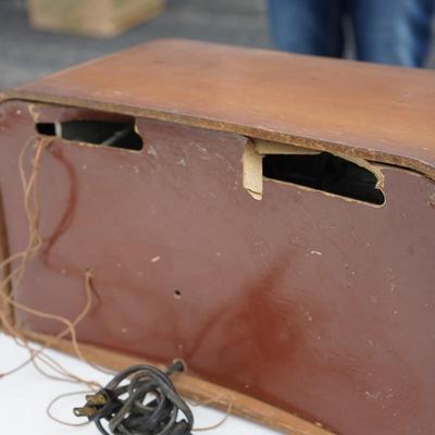 ANTIQUE KITCHEN MANTEL CLOCK/ 1940'S TABLE TOP RADIO ( AS IS )