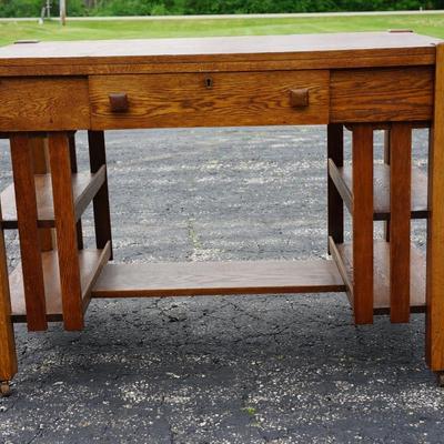 1920's QUARTER SAWN OAK ARTS AND CRAFTS STYLE DESK