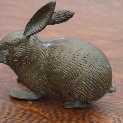 VINTAGE DECORATIVE GROUPING BRASS RABBIT, ONYX BOOKENDS / POTTERY BOWL