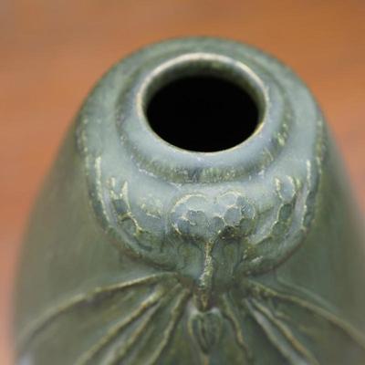 EPHRAIM POTTERY VASE DRAGONFLY , GREEN SIGNED KEVIN HICKS