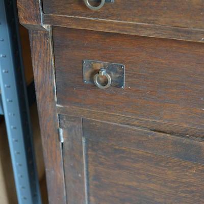 ANTIQUE ARTS AND CRAFTS STYLE SIDEBOARD.