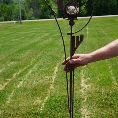 YARD ART. METAL ABSTRACT SCULPTURE