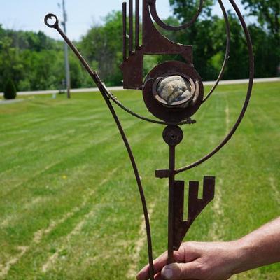 YARD ART. METAL ABSTRACT SCULPTURE