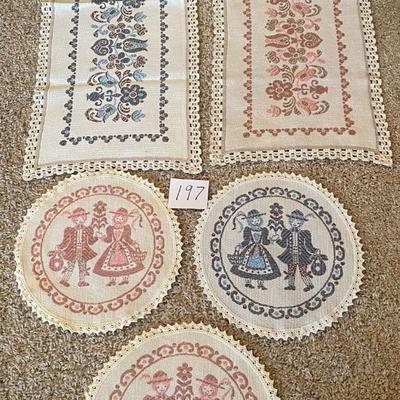 Table Runners and Dollies