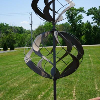 YARD ART METAL SCULPTURE . WIND DRIVEN MOVEMENT.