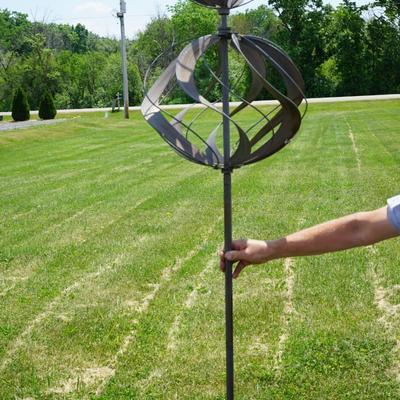 YARD ART METAL SCULPTURE . WIND DRIVEN MOVEMENT.