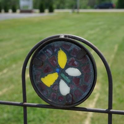 WIRE GARDEN TRELLIS WITH GLASS DISC