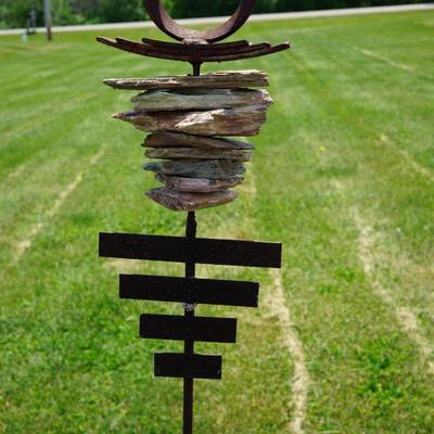 YARD ART OF SCULPTURE DESIGN USING SLABS OF STONE AND METAL