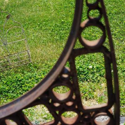 YARD ART METAL SCULPTURE IN THE PRAIRIE STYLE.