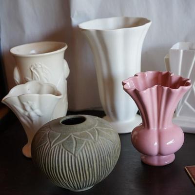 GROUPING OF VINTAGE FLOWER VASES OF WHITE AND PINK. DECOR AND OTHER