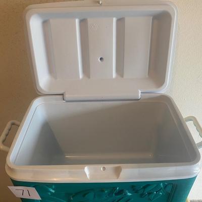 Like New Rubbermaid Cooler