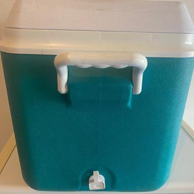 Like New Rubbermaid Cooler