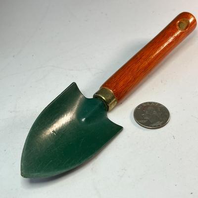 7â€ LONG LITTLE GARDEN SHOVEL