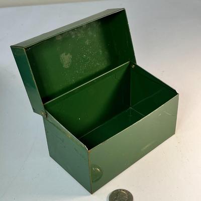 VINTAGE GREEN METAL 3X5 CARD HOLDER HAS WEAR