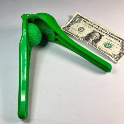 PLASTIC CITRUS SQUEEZER 7-1/2â€ LONG
