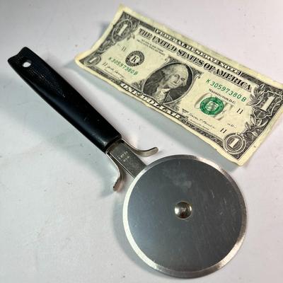 8â€ PIZZA CUTTER EKCO
