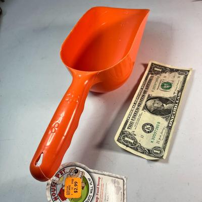 PLASTIC 2-CUP DOG FOOD SCOOP