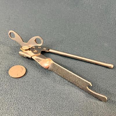 VINTAGE MIRACLE HAND CRANK CAN OPENER