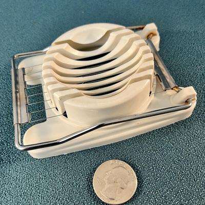 METAL AND PLASTIC EGG SLICER