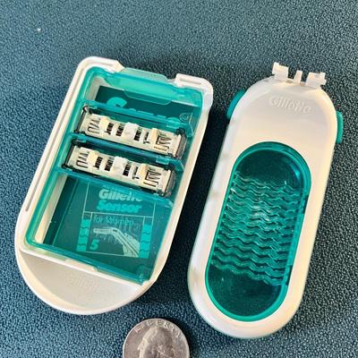 GILLETTE RAZOR WITH 2 BLADES