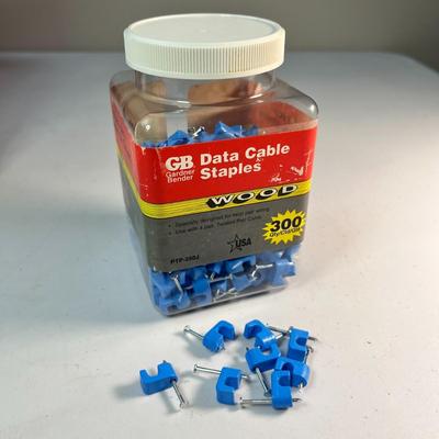 CABLE WIRE STAPLES MOSTLY FULL JAR