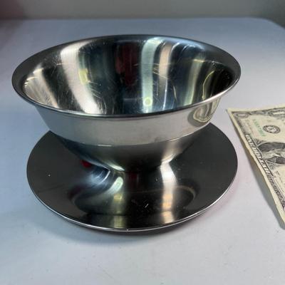 ONEIDA STAINLESS SERVING BOWL WITH DRIP TRAY