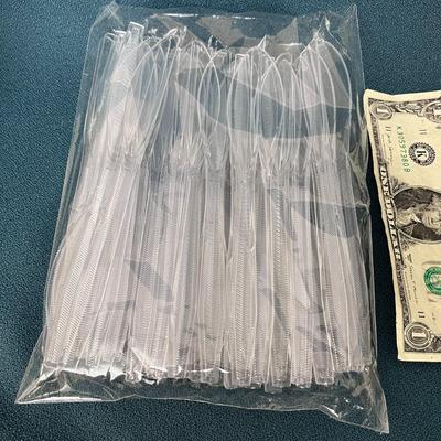 PACK OF CLEAR PLASTIC KNIVES