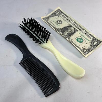 BLACK & WHITE COMB AND HAIR BRUSH SET CLEAN