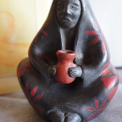 GROUPING OF THREE NATIVE AMERICAN DECORATIVE TO INCLUDE CARVED BLACK POT