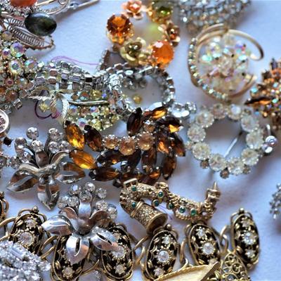 GROUPING OF VINTAGE COSTUME JEWELRY OF RHINESTONE AND OTHER.