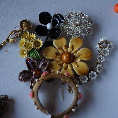 GROUPING OF VINTAGE COSTUME JEWELRY OF FLOWERS TO INCLUDE WOVEN GOLD TONE WITH CORAL FLOWERS ADDED
