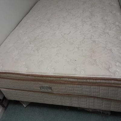 Queen size bed with metal frame Serta Mattress and box springs