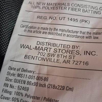 Queen sized comforter and bed skirt