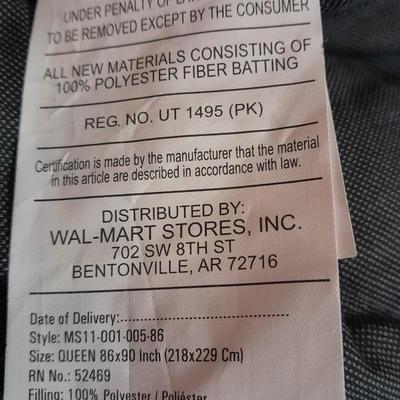 Queen sized comforter and bed skirt