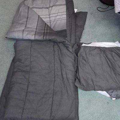 Queen sized comforter and bed skirt