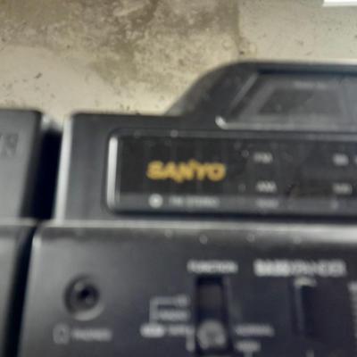 Sanyo boom box ghetto blaster with detachable speakers AM/FM Dual cassette CD player BASSXPANDER