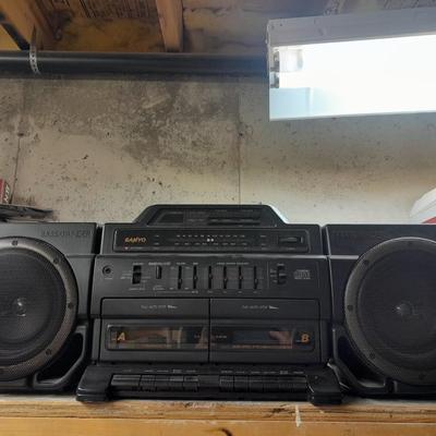 Sanyo boom box ghetto blaster with detachable speakers AM/FM Dual cassette CD player BASSXPANDER