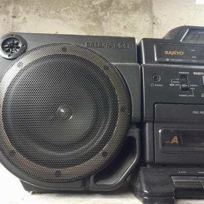 Sanyo boom box ghetto blaster with detachable speakers AM/FM Dual cassette CD player BASSXPANDER