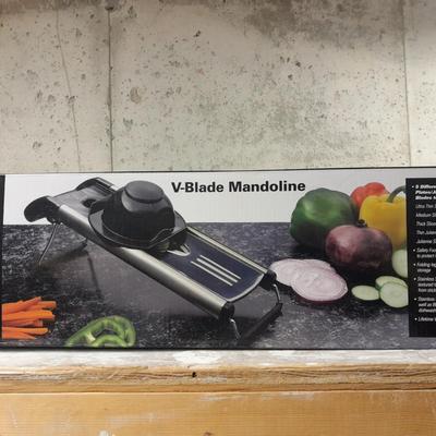 Kitchen gadgets- New Vida salt & pepper shaker set and V blade Mandoline slicer