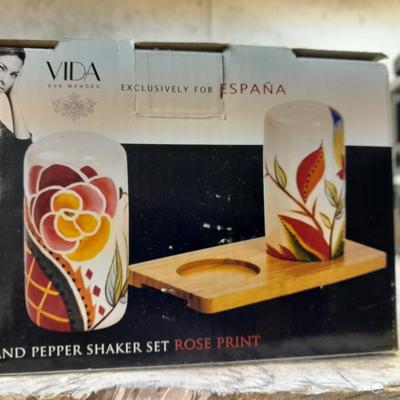 Kitchen gadgets- New Vida salt & pepper shaker set and V blade Mandoline slicer