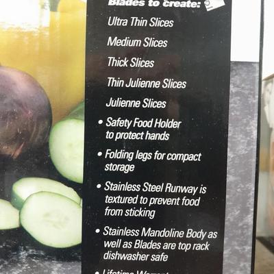 Kitchen gadgets- New Vida salt & pepper shaker set and V blade Mandoline slicer