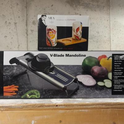 Kitchen gadgets- New Vida salt & pepper shaker set and V blade Mandoline slicer