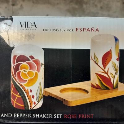 Kitchen gadgets- New Vida salt & pepper shaker set and V blade Mandoline slicer