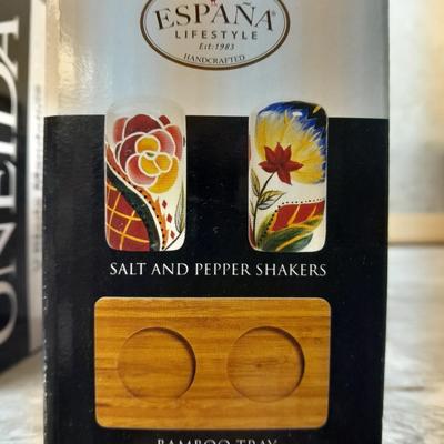 Kitchen gadgets- New Vida salt & pepper shaker set and V blade Mandoline slicer