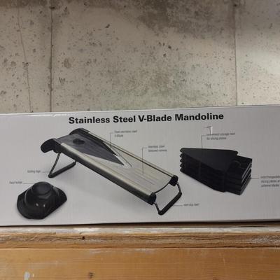 Kitchen gadgets- New Vida salt & pepper shaker set and V blade Mandoline slicer